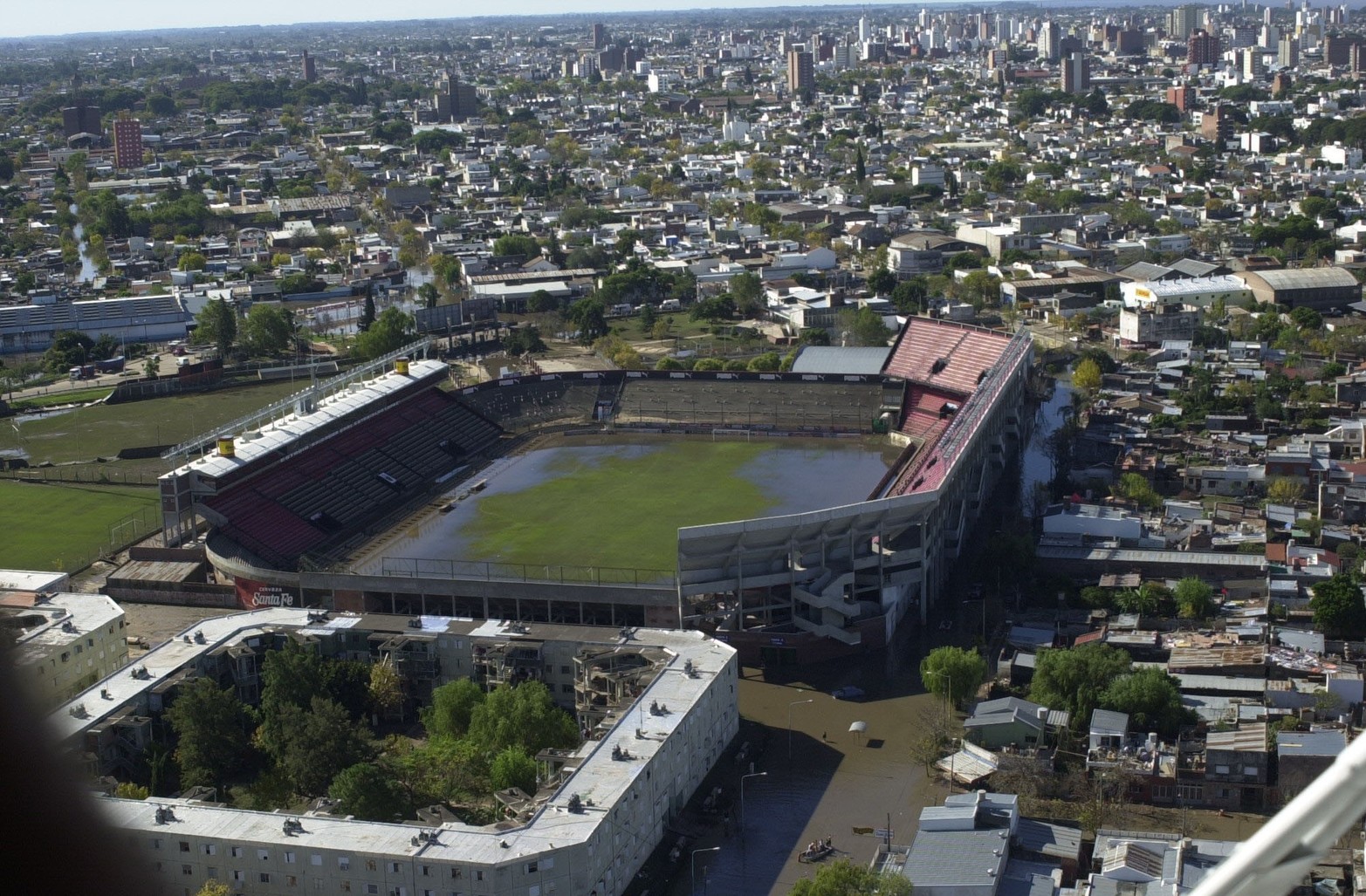 El agua se fue de la cancha pero siguió por varios días en barrio Centenario.