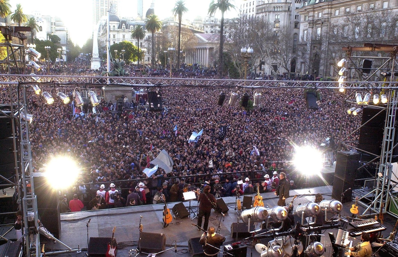 Recital gratuito de León Gieco y Victor Heredia en Plaza de Mayo frente a Casa  Rosada en Buenos Aires para juntar donaciones.