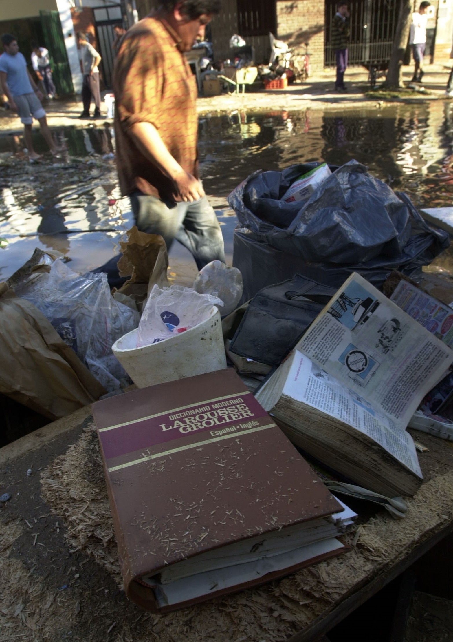 El dramático momento de volver y tirar lo que el agua del río Salado arruinó.