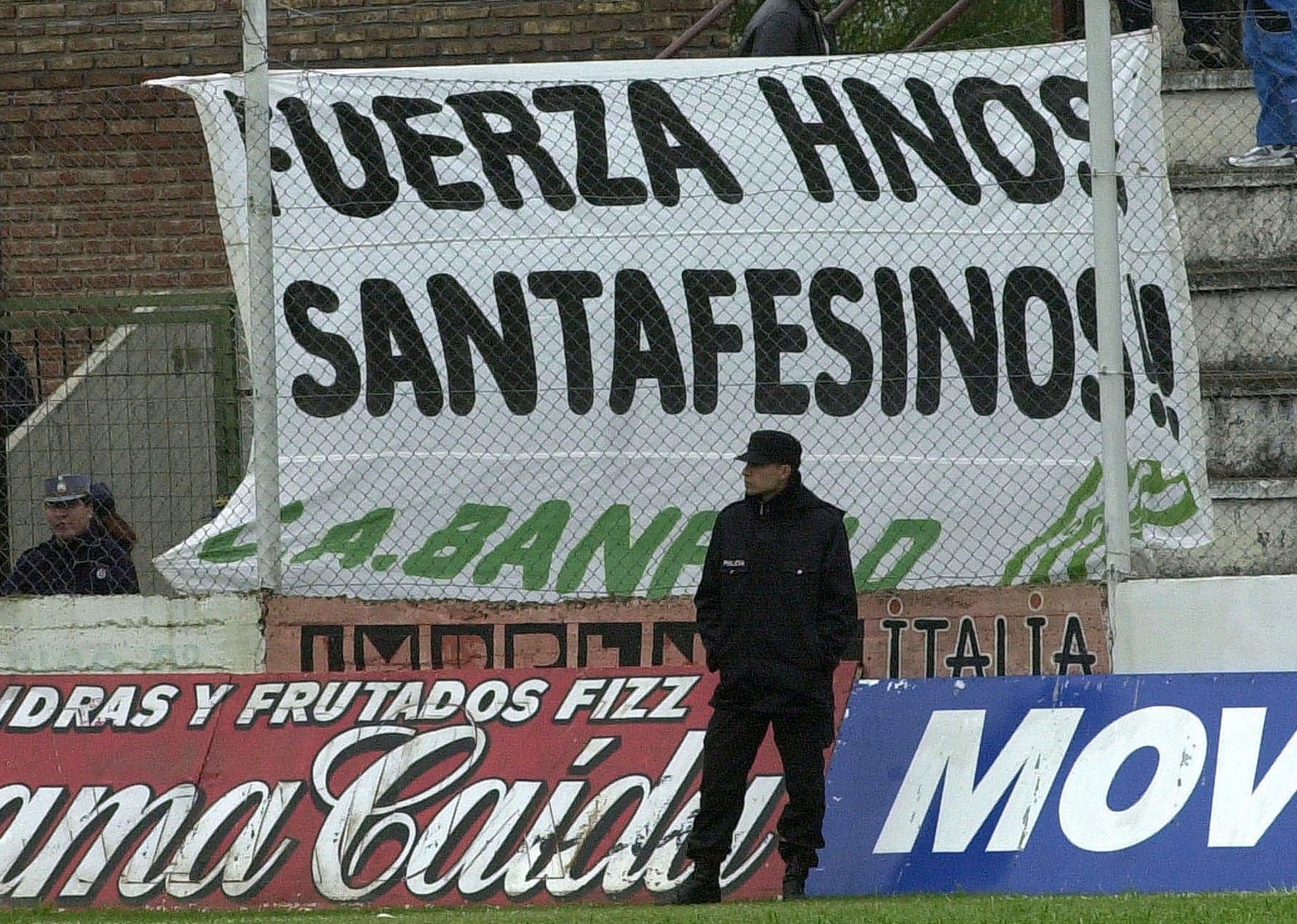La hinchada visitante de Banfield colgó una bandera en apoyo a los ciudadanos santafesinos.