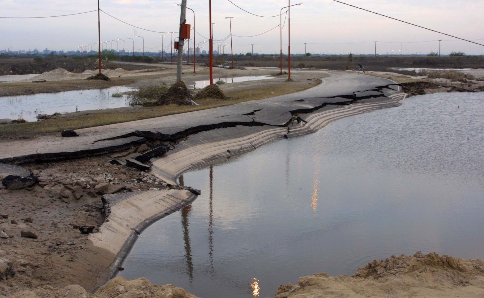 Por acá ingresó el agua. La fuerza del agua se llevó parte de la carpeta asfáltica. La imagen pertenece a la circunvalación que llegaba hasta el hipódromo Las Flores.