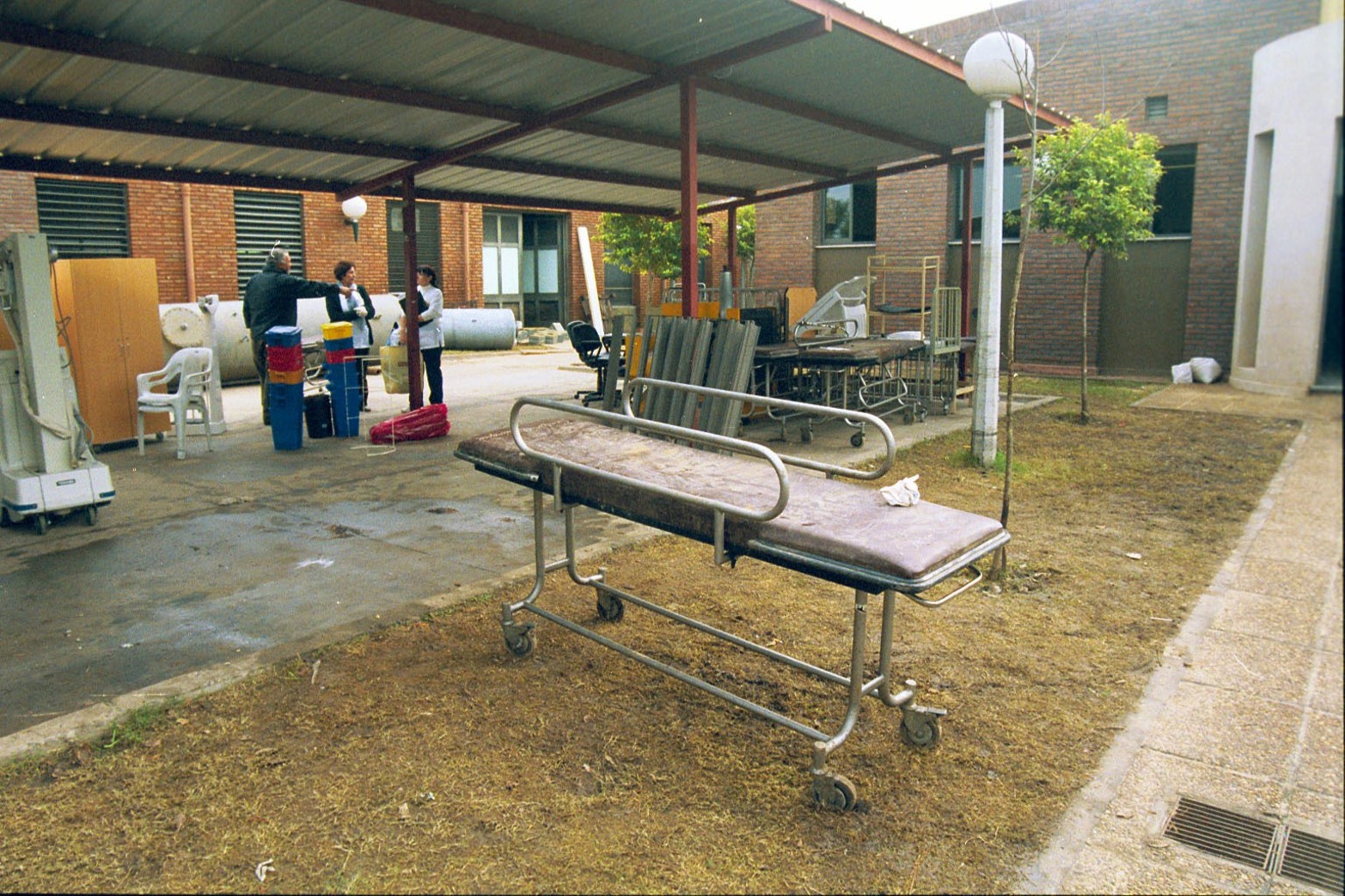 Después que se fue el agua empezó la limpieza del hospital de Niños Orlando Alassia.