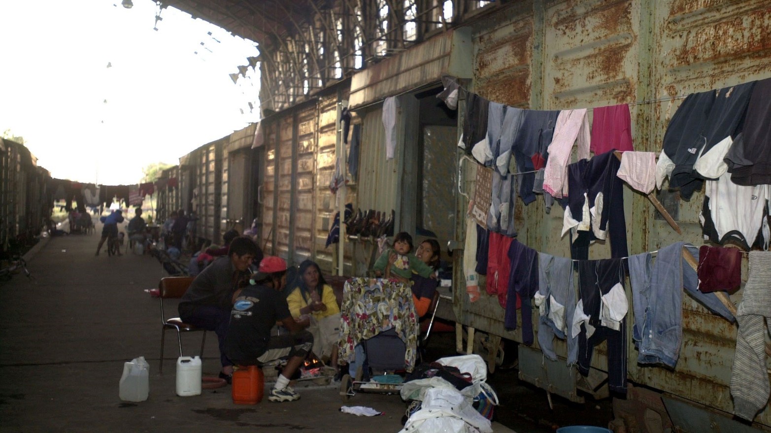 Los vagones de los trenes  de la Estación Belgrano fueron ocupados como centro de evacuados.