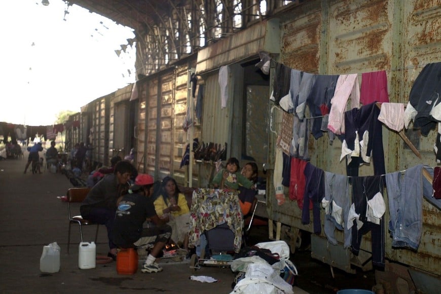 Los vagones de los trenes de la Estación Belgrano fueron ocupados como centro de evacuados.