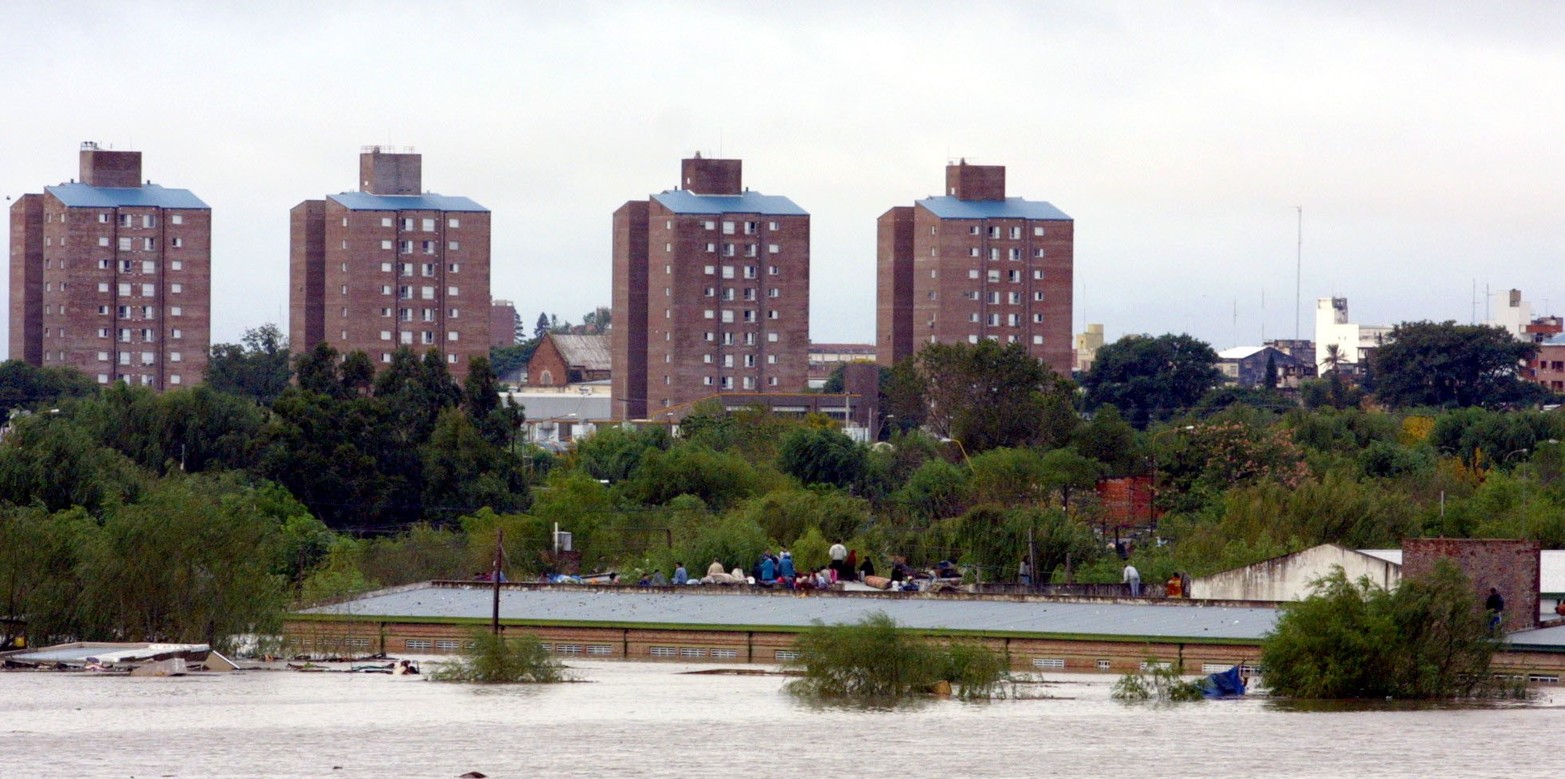 Alojarse donde se pueda. Los techos de la escuela Monseñor Vicente Zaspe de barrio Santa Rosa de Lima sirvió para que familias encuentren un refugio ante el avance repentino del agua.