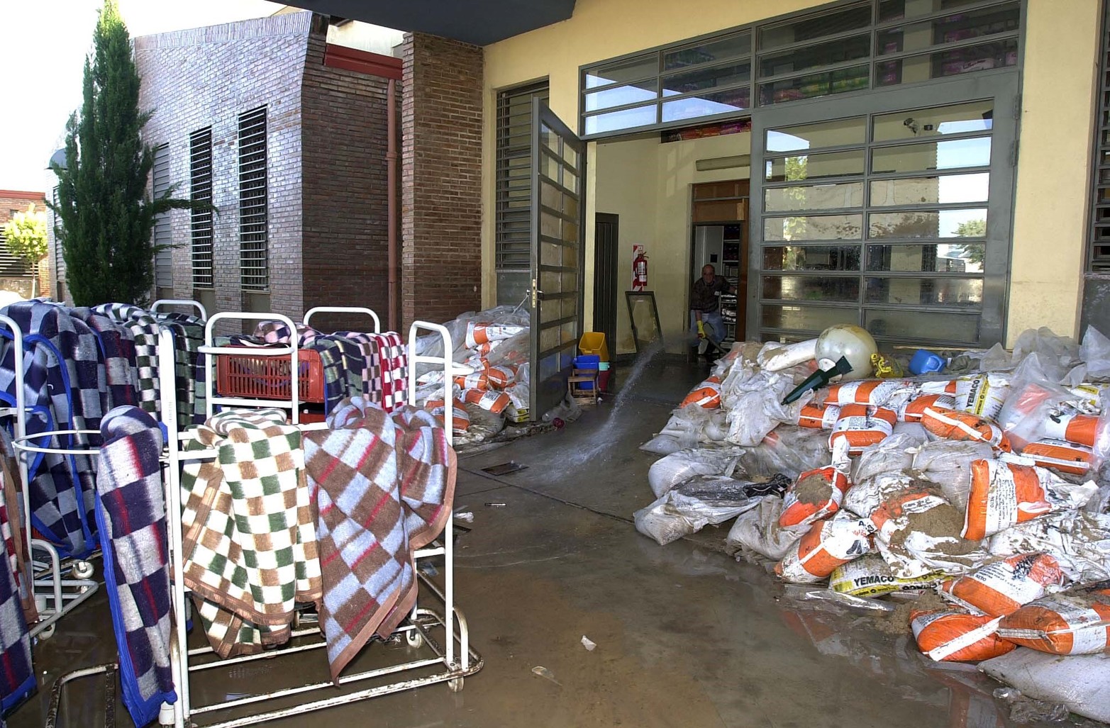 El después de la inundación. Operarios comienzan a limpiar el mosocomio.