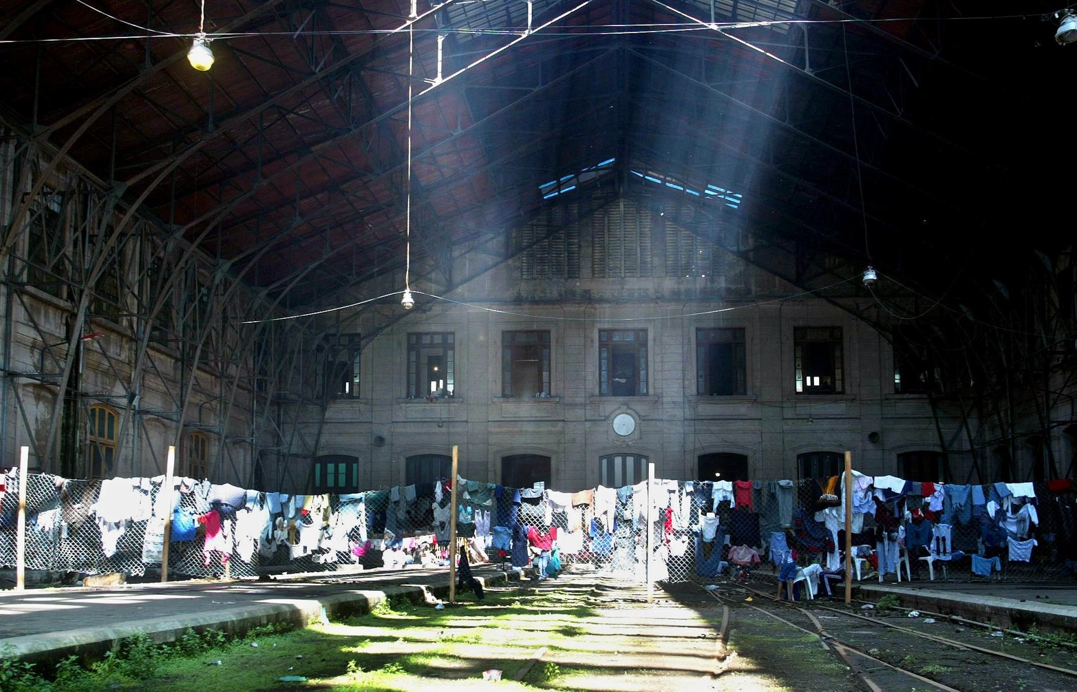 El andén de trenes  de la Estación Belgrano uno de los lugares que tomaron los vecinos  como centro de evacuados.