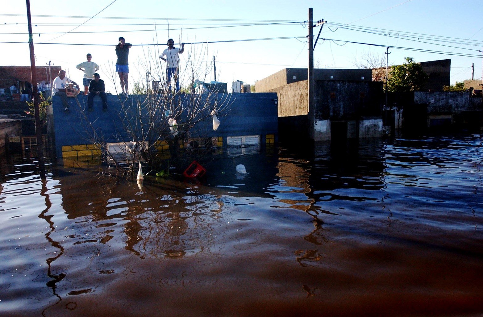 Las aguas bajan turbias. El desborde del río Salado hizo estragos en mas de 120.000 ciudadanos del cordón oeste de la ciudad de Santa Fe.