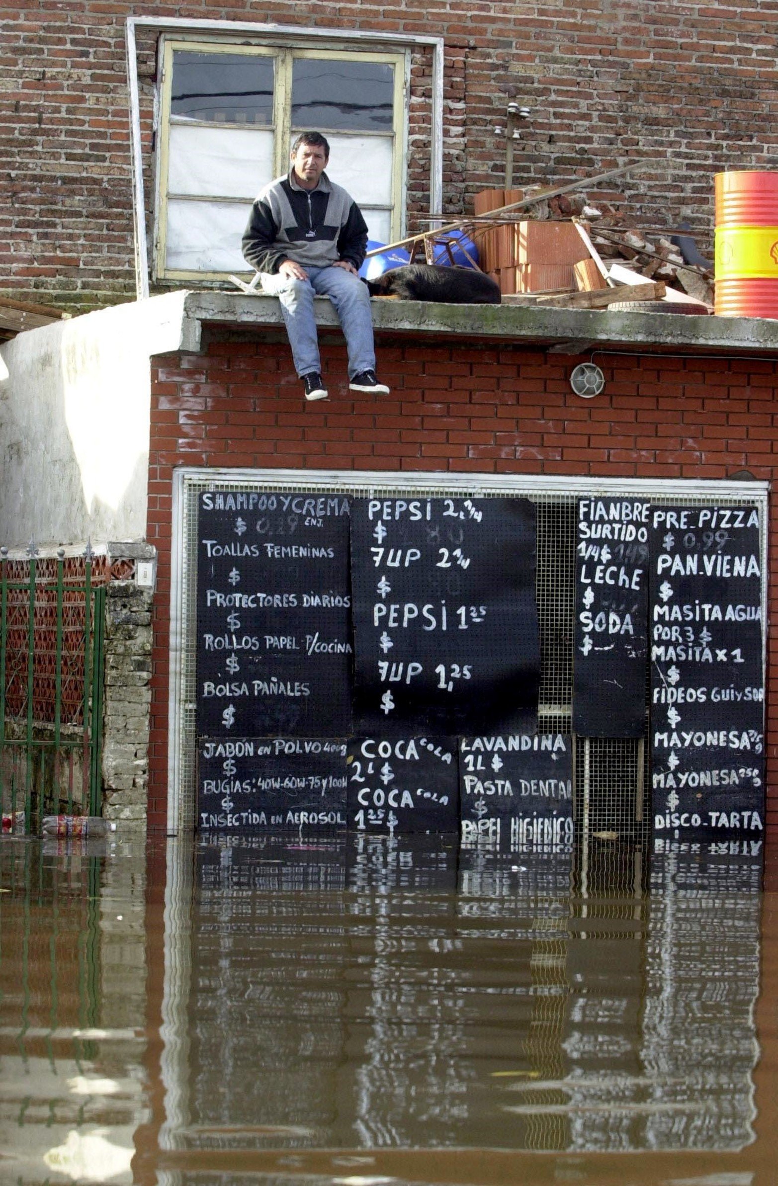 Viernes 9 de mayo de 2003. Los pizarrones de una super sobreviven de la subida del agua del río Salado.