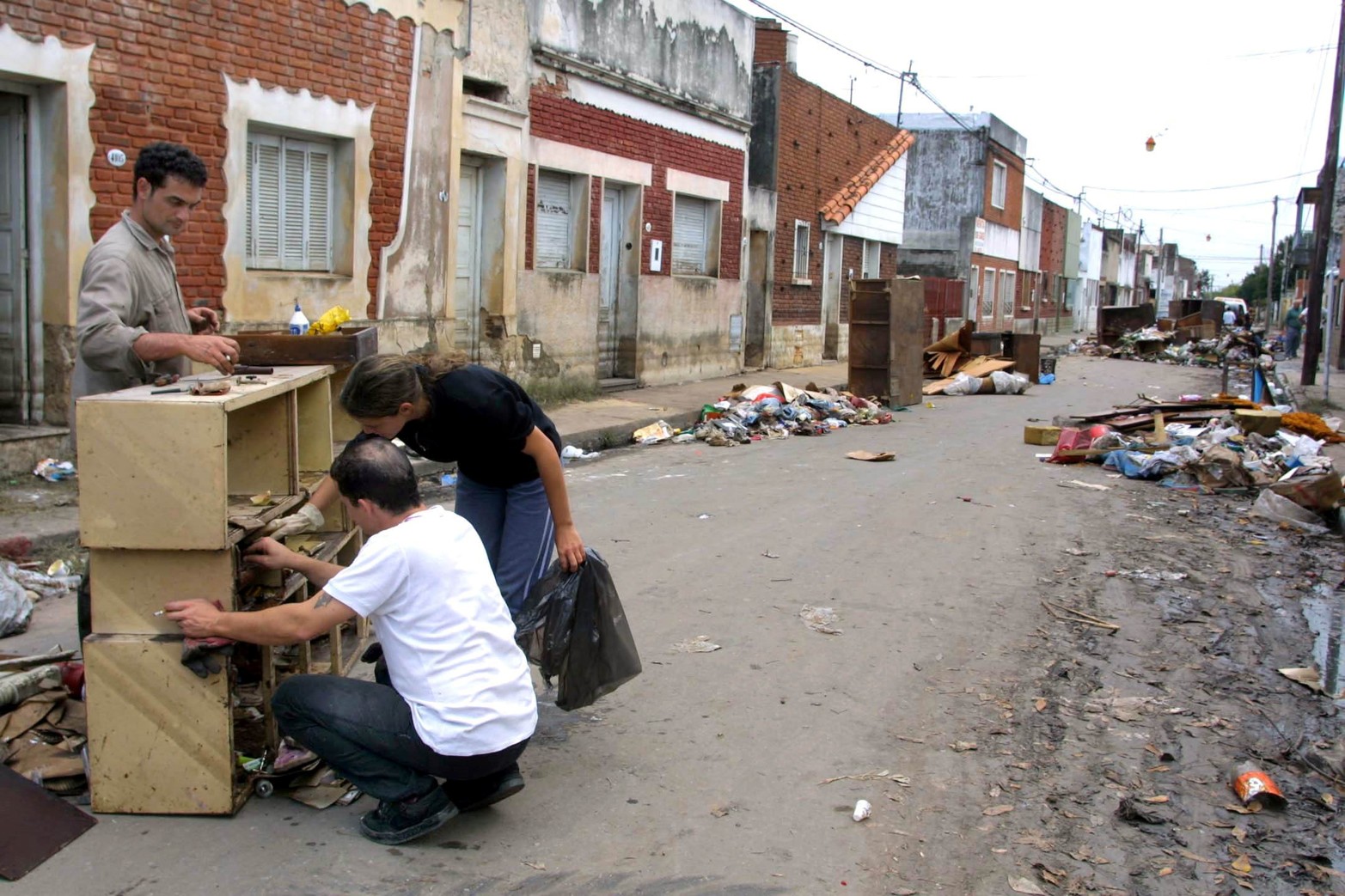 El volver a empezar y el fantasma de una epidemia es con lo que se encontraron los vecinos. Basura y deshechos en las calles.