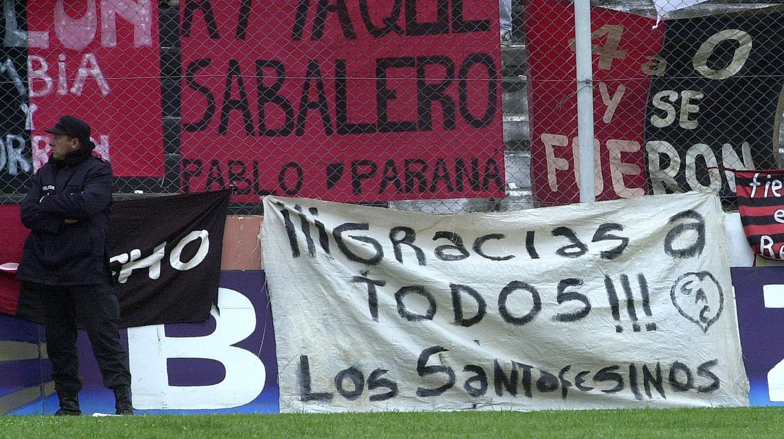 En la cancha de Colón, una bandera de agradecimiento.
