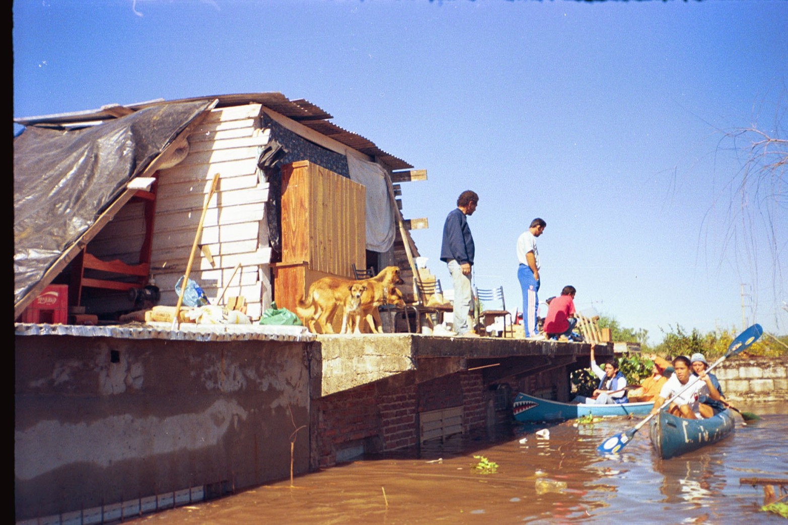 Improvisado rancho arriba de una loza.