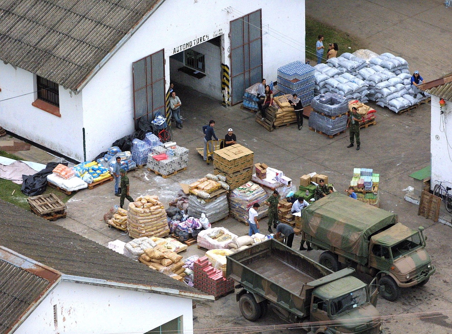 En el Gada, el Ejercito comenzó a repartir por la ciudad las donaciones que iban llegando.