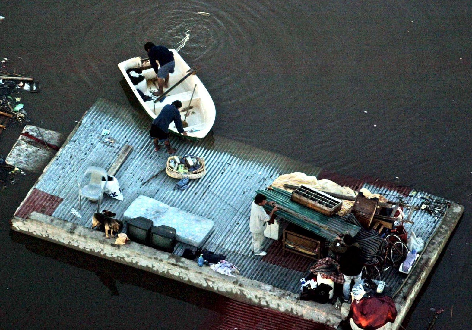 Con el agua casi en el techo.  Jueves 1º de Mayo de 2003. Por temor a los saqueos, los vecinos resistieron arriba de los techos.