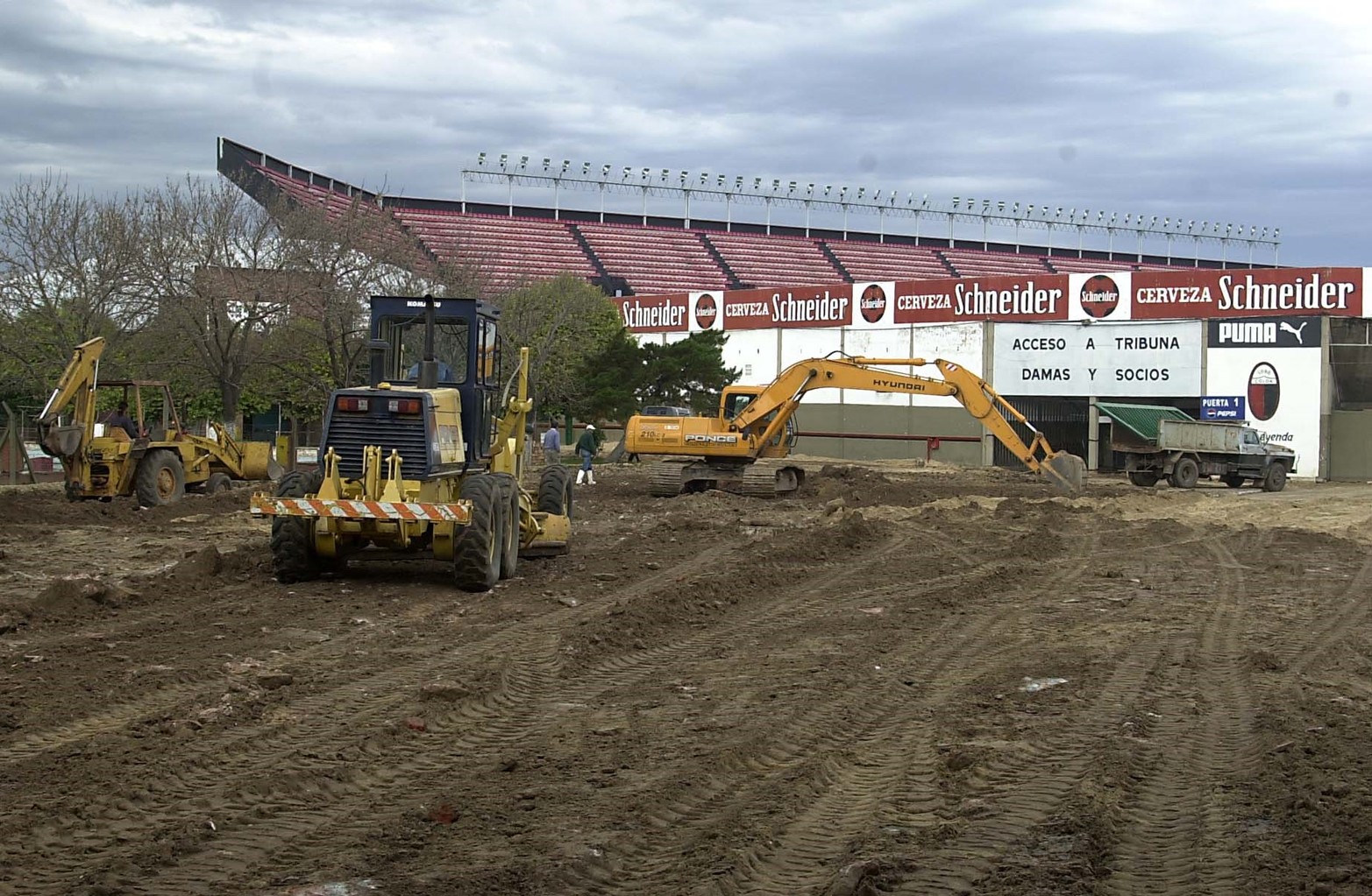 El playón del club Colón, en etapa de recuperación. Fue en junio de 2003.
