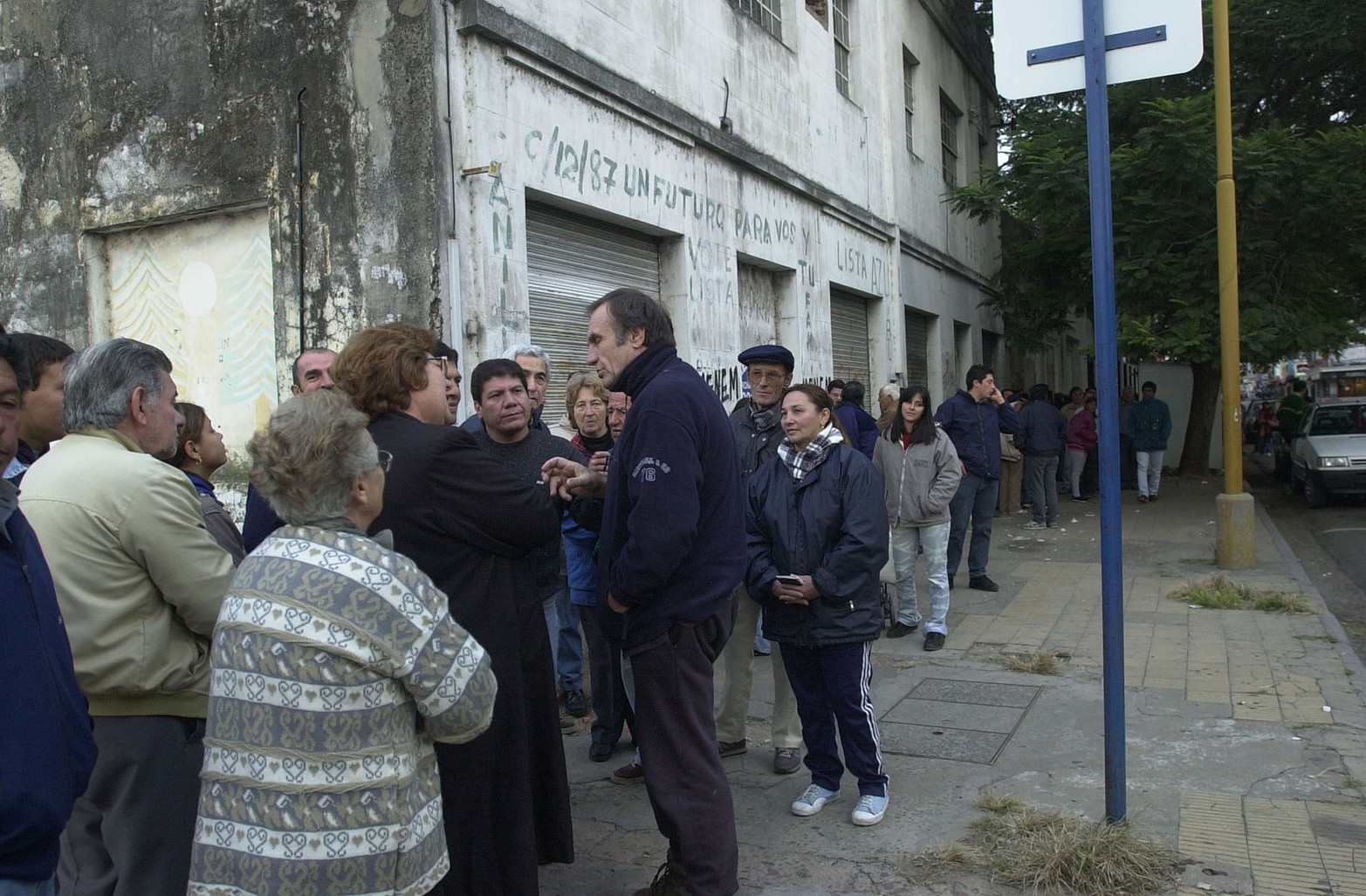 14 de junio de 2003. Cobro de subsidios. El gobernador Carlos Reutemann en una de sus últimas apariciones públicas charlado con enfurecidos vecinos que se alistaban para cobrar el subsidio de 800 pesos.