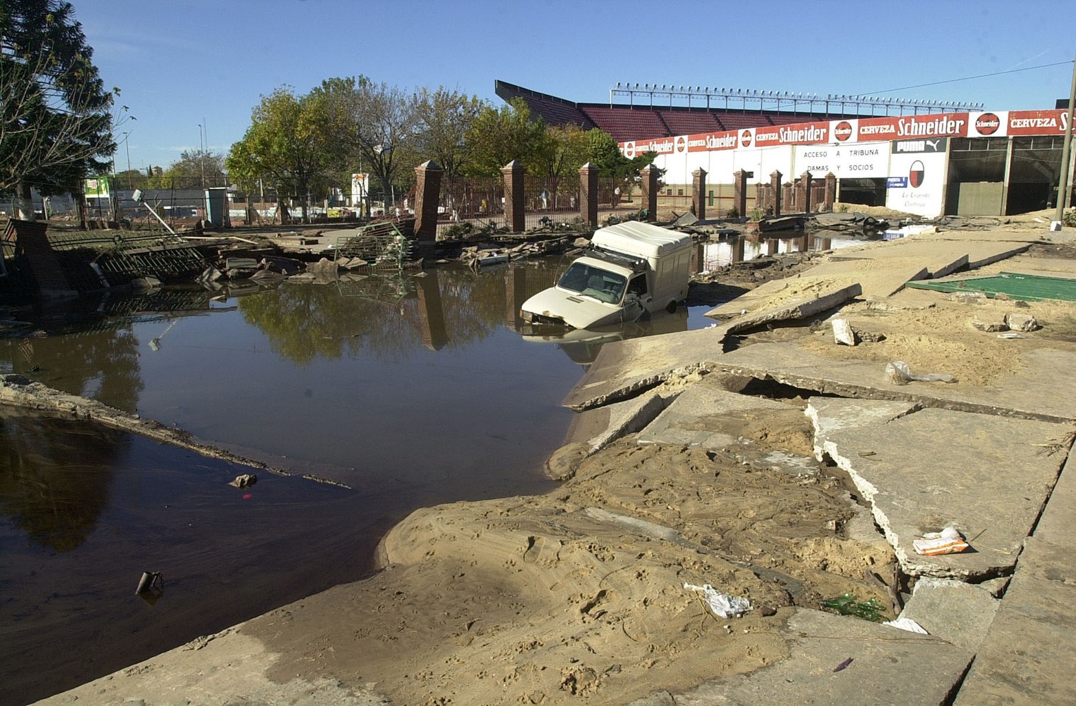 El ruido del agua y las consecuencias. El playón del principal ingreso al club así quedó. Los vecinos del barrio recuerdan el sonido del agua ingresado y argumentan que la estructura del estadio sirvió de contención.