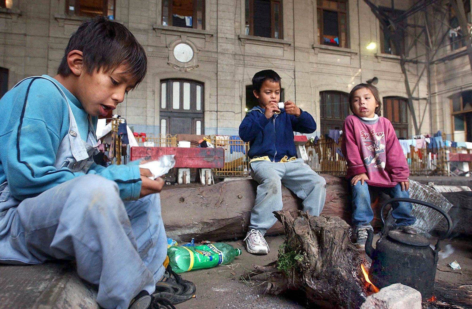 El andén de trenes  de la Estación Belgrano uno de los lugares que tomaron los vecinos  como centro de evacuados.