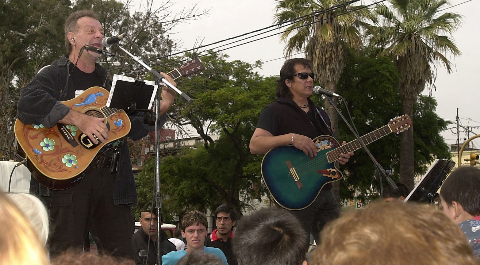León Gieco y Victor Heredia estuvieron en un recital frente a la estación Belgrano, uno de los centros de Evacuados.