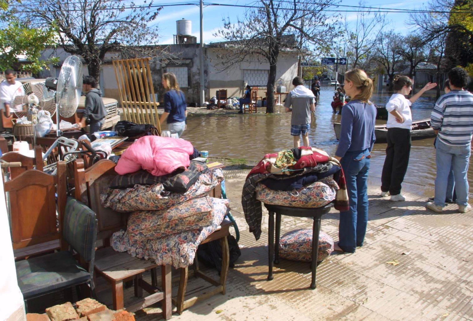 Algunos vecinos pudieron salvar algunas muebles.