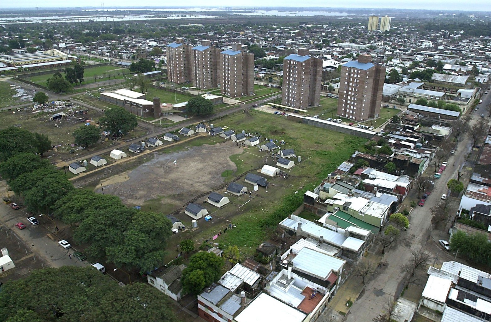 En barrio La Florida, se armó un campamento de carpas para albergar a vecinos.