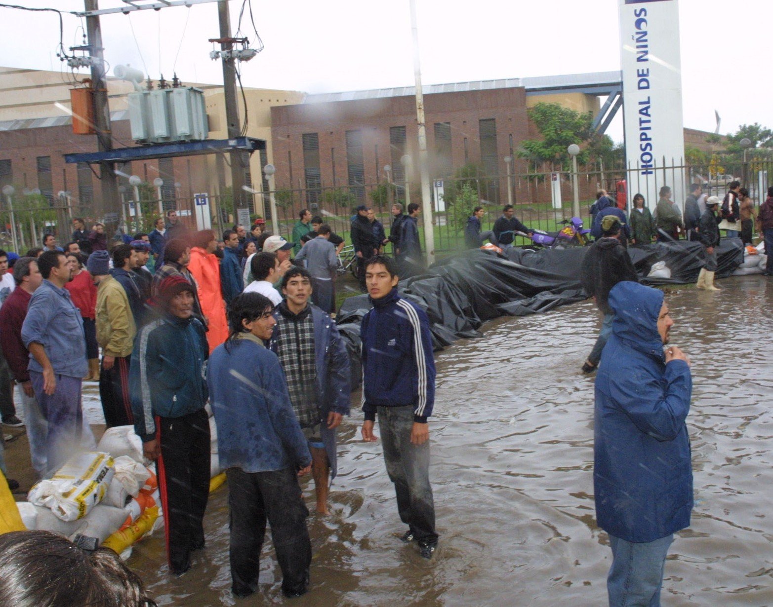 Miradas preocupantes. La defensa con bolsas de arena en Lamadrid y Mendoza.