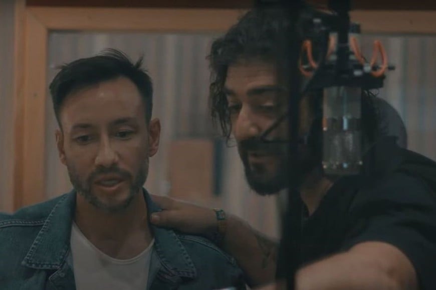 El cantautor español Antonio Orozco junto a Luciano Pereira, su amigo argentino, retratados en el "making of" de la canción "No hay más".