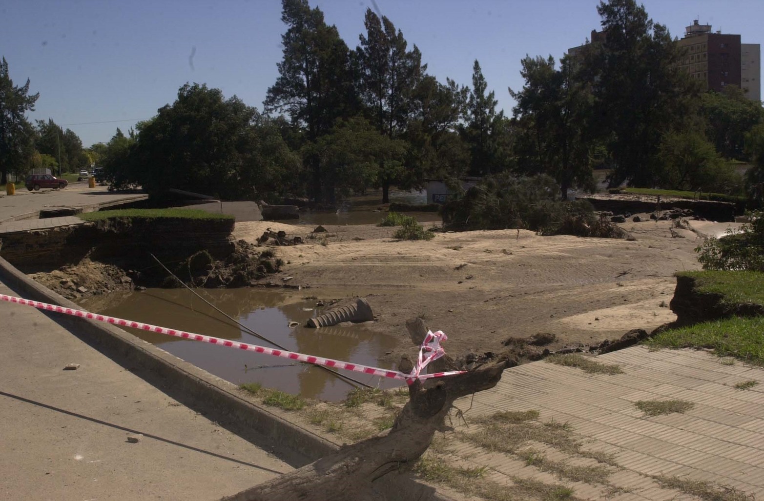 Otro socavón. Calle 1º mayo del Parque del Sur. El agua ingresó desde el barrio Centenario e inundó el lago. Luego esa marea llegó al micro centro de la ciudad.