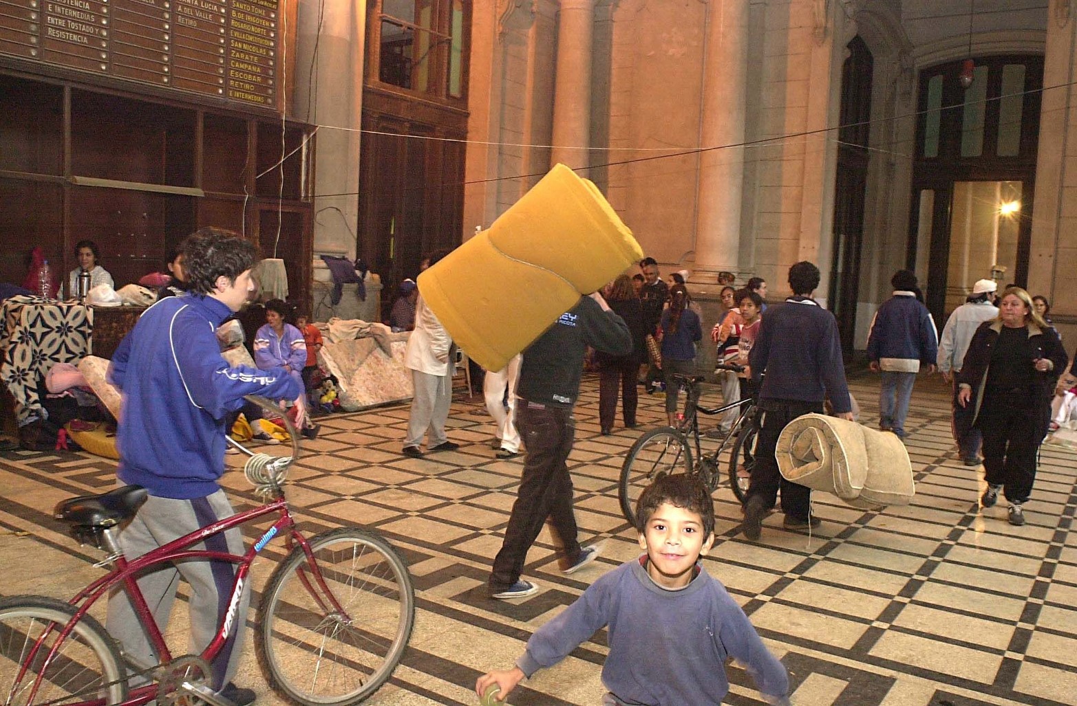 El hall de trenes  de la Estación Belgrano uno de los lugares que tomaron los vecinos  como centro de evacuados.