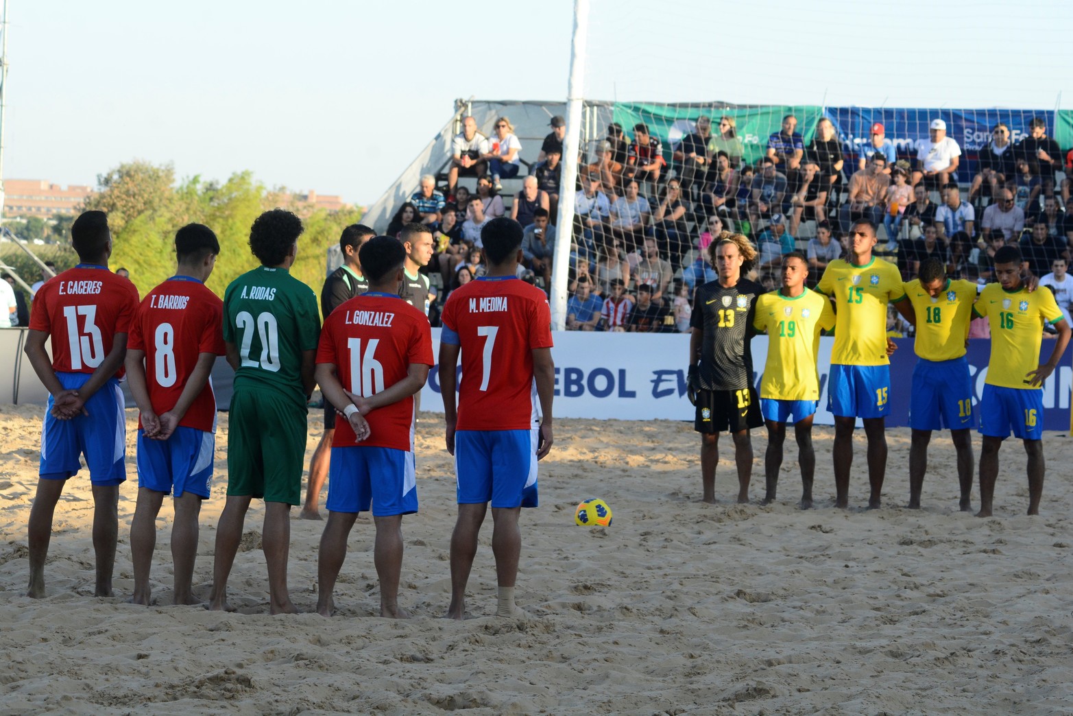 Organizado por la Conmebol, en la costanera oeste, se disputan la semifinal del torneo. Mañana se juega la final. Foto Luis Cetraro