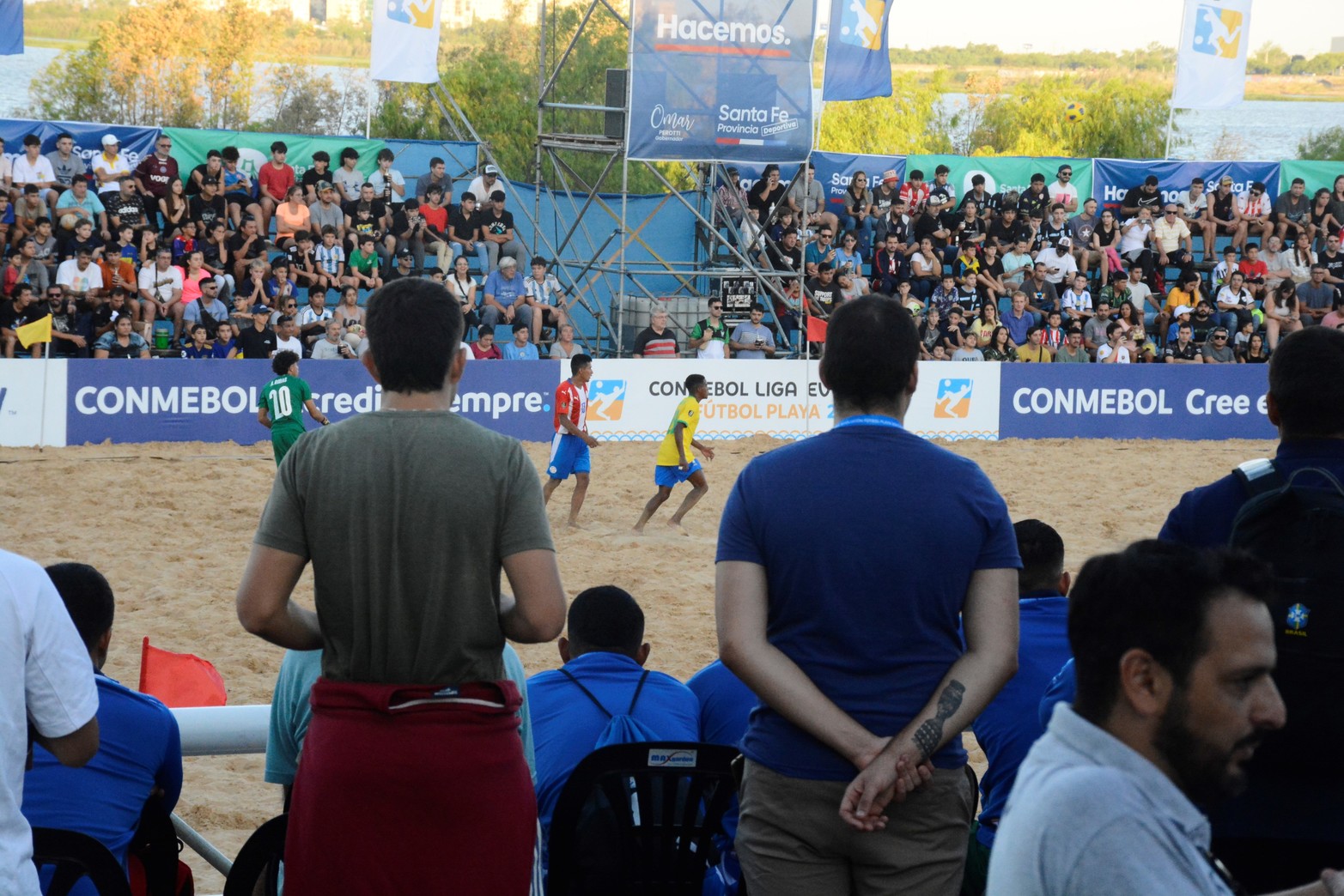 Organizado por la Conmebol, en la costanera oeste, se disputan la semifinal del torneo. Mañana se juega la final. Foto Luis Cetraro