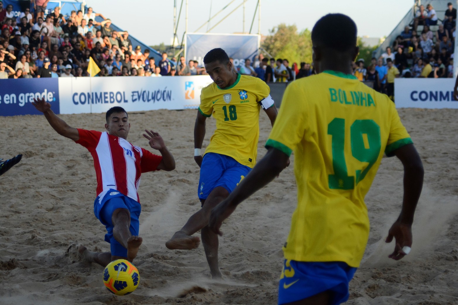 Organizado por la Conmebol, en la costanera oeste, se disputan la semifinal del torneo. Mañana se juega la final. Foto Luis Cetraro