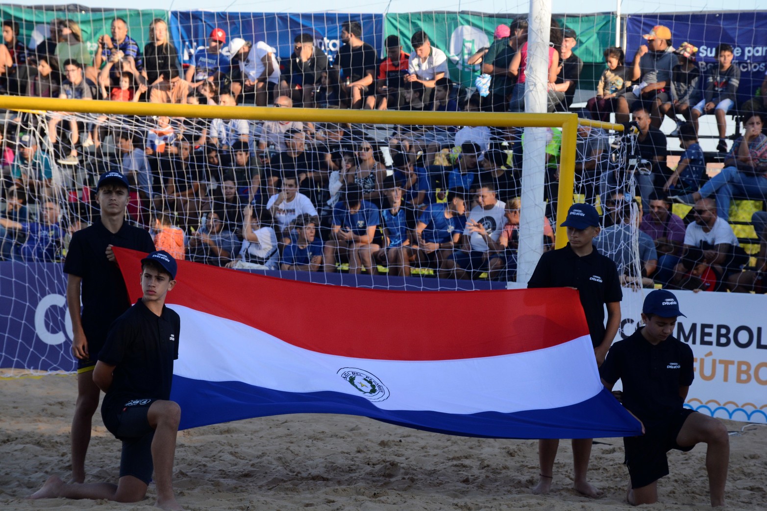 Organizado por la Conmebol, en la costanera oeste, se disputan la semifinal del torneo. Mañana se juega la final. Foto Luis Cetraro