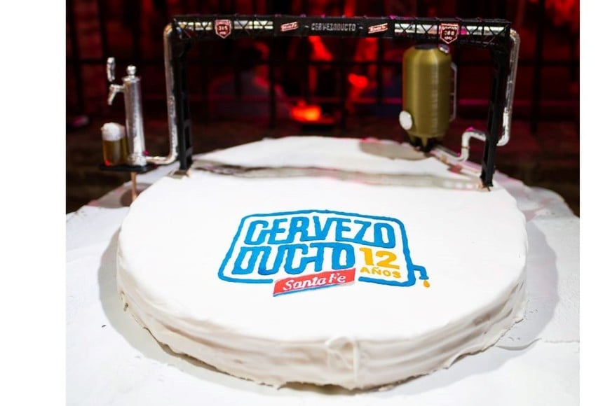 Se disfrutó  una torta rogel en forma de alfajor santafesino gigante con el Cervezoducto como decorado.