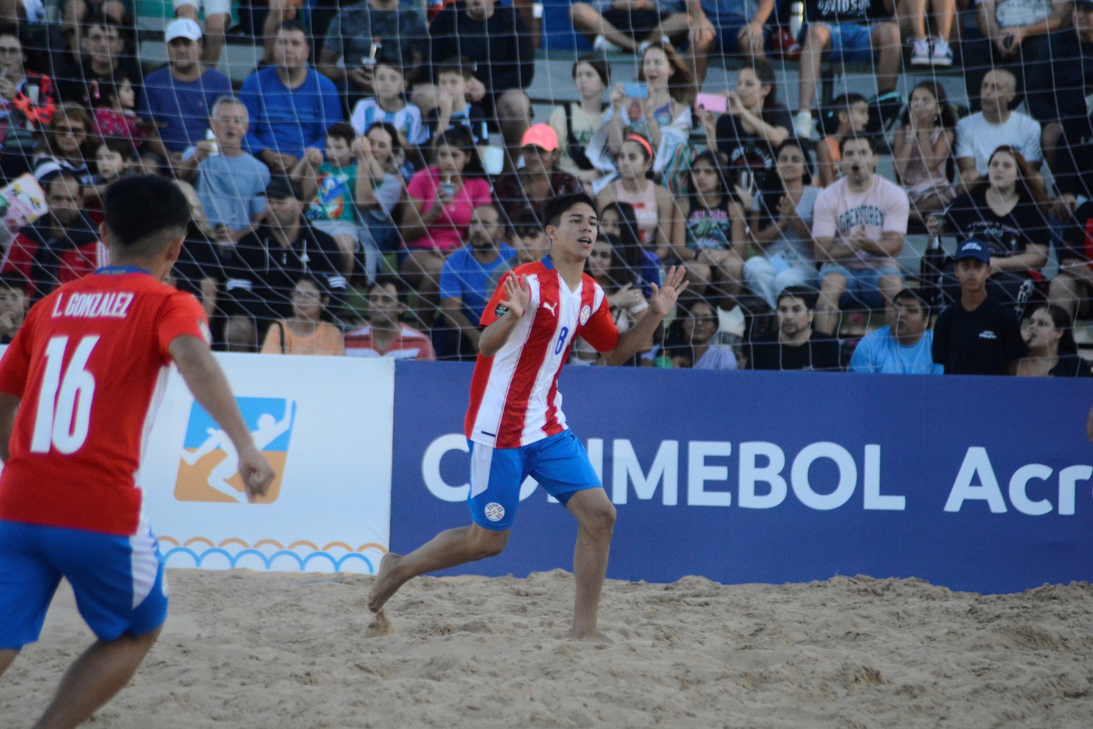 Organizado por la Conmebol, en la costanera oeste, se disputan la semifinal del torneo. Mañana se juega la final. Foto Luis Cetraro