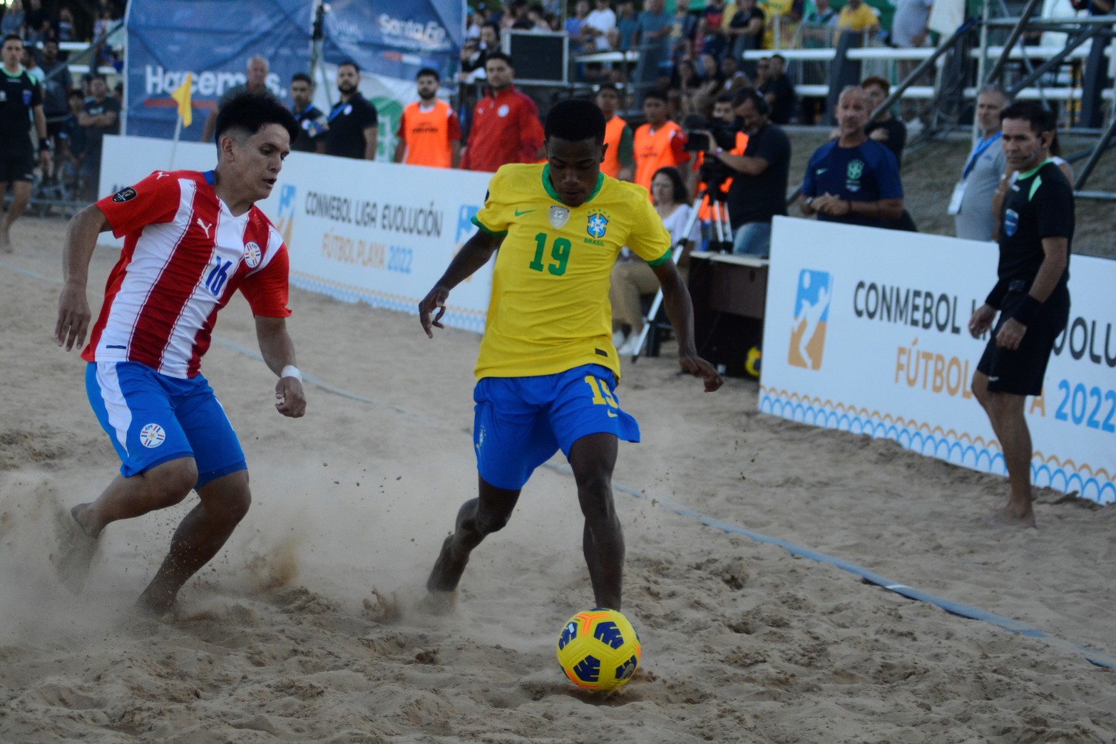 Organizado por la Conmebol, en la costanera oeste, se disputan la semifinal del torneo. Mañana se juega la final. Foto Luis Cetraro