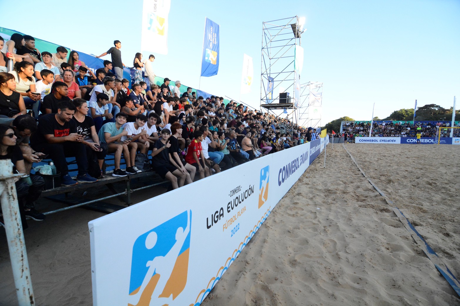 Organizado por la Conmebol, en la costanera oeste, se disputan la semifinal del torneo. Mañana se juega la final. Foto Luis Cetraro