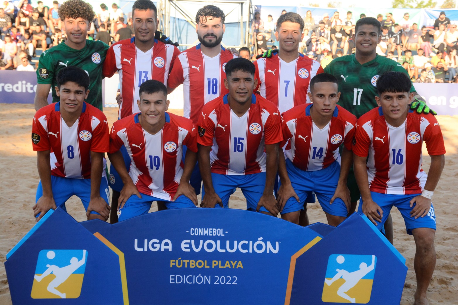 Organizado por la Conmebol, en la costanera oeste, se disputan la semifinal del torneo. Mañana se juega la final. Foto Luis Cetraro