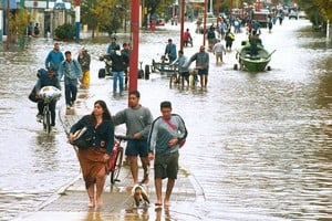 Un retrato de los santafesinos recorriendo las calles durante la inundación de 2003. Crédito: Archivo El Litoral
