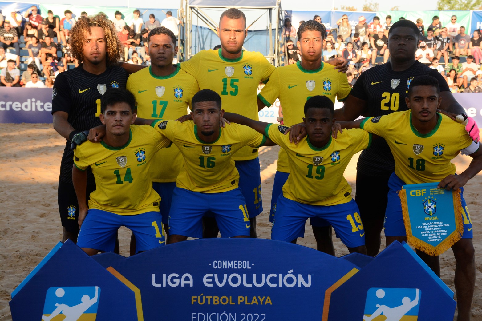 Organizado por la Conmebol, en la costanera oeste, se disputan la semifinal del torneo. Mañana se juega la final. Foto Luis Cetraro