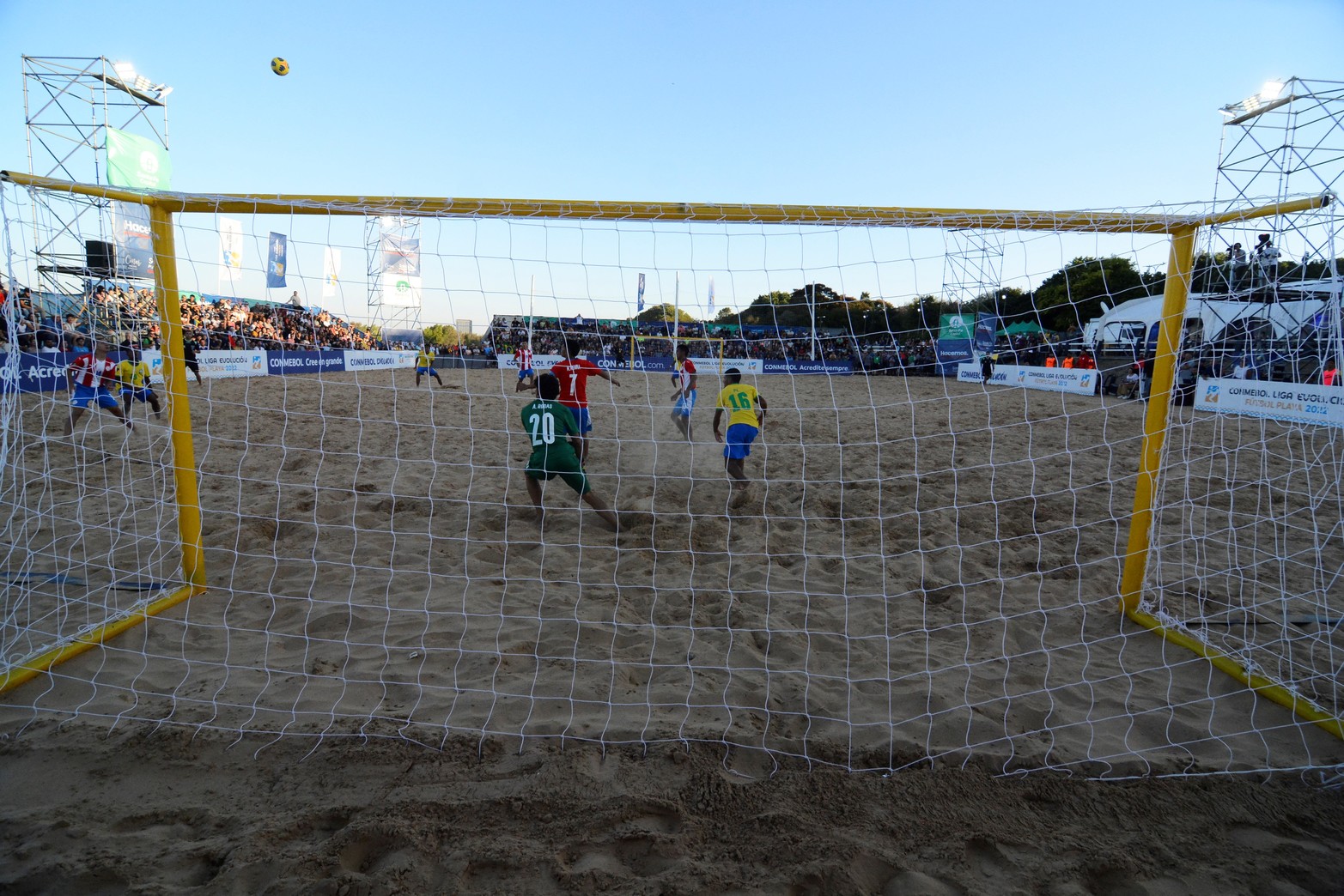 Organizado por la Conmebol, en la costanera oeste, se disputan la semifinal del torneo. Mañana se juega la final. Foto Luis Cetraro