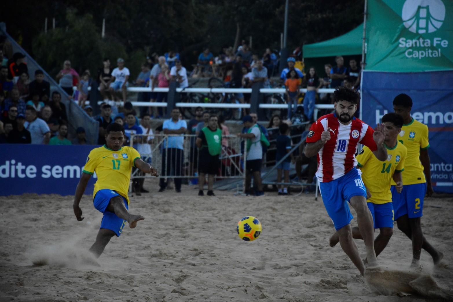 Organizado por la Conmebol, en la costanera oeste, se disputan la semifinal del torneo. Mañana se juega la final. Foto Luis Cetraro