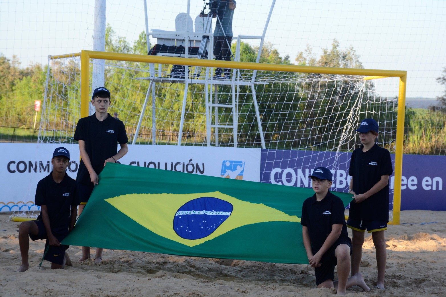 Organizado por la Conmebol, en la costanera oeste, se disputan la semifinal del torneo. Mañana se juega la final. Foto Luis Cetraro