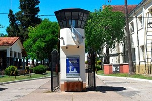 Una estructura de hierro que sostenía una pantalla gigante, se cayó producto de la acción del viento y provocó heridas a dos militares.