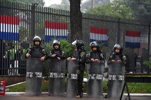 La sede del Tribunal Superior de la Justicia Electoral (TSJE) asunceño amaneció custodiado. Crédito: Télam.