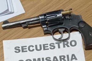 El arma de fuego secuestrada al agresor; un revólver Smith & Wesson, calibre 38, con una vaina en su tambor cal 38.