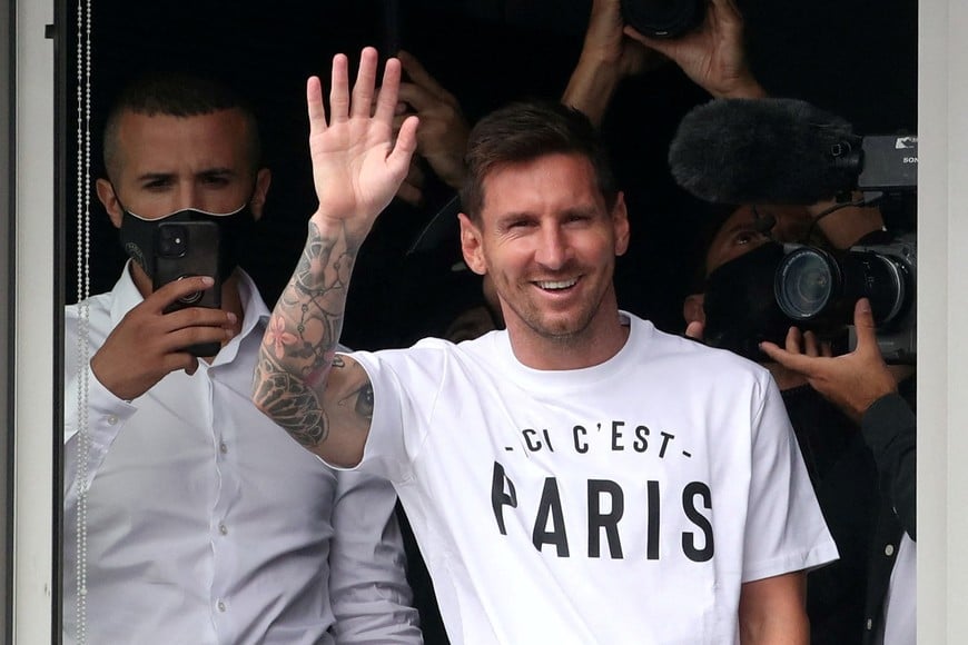 FILE PHOTO: Soccer Football - Lionel Messi arrives in Paris to join Paris St Germain - Paris-Le Bourget Airport, Paris, France - August 10, 2021 Lionel Messi waves as he arrives in Paris REUTERS/Yves Herman - UP1EH8A12T21N/File Photo