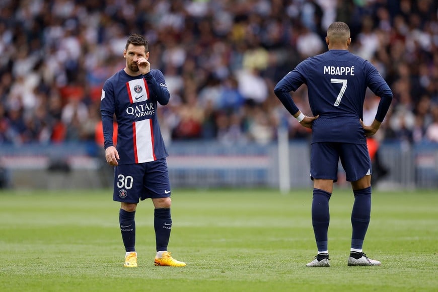 FILE PHOTO: Soccer Football - Ligue 1 - Paris St Germain v Lorient - Parc des Princes, Paris, France - April 30, 2023
Paris St Germain's Lionel Messi and Kylian Mbappe react 
REUTERS/Christian Hartmann/File Photo