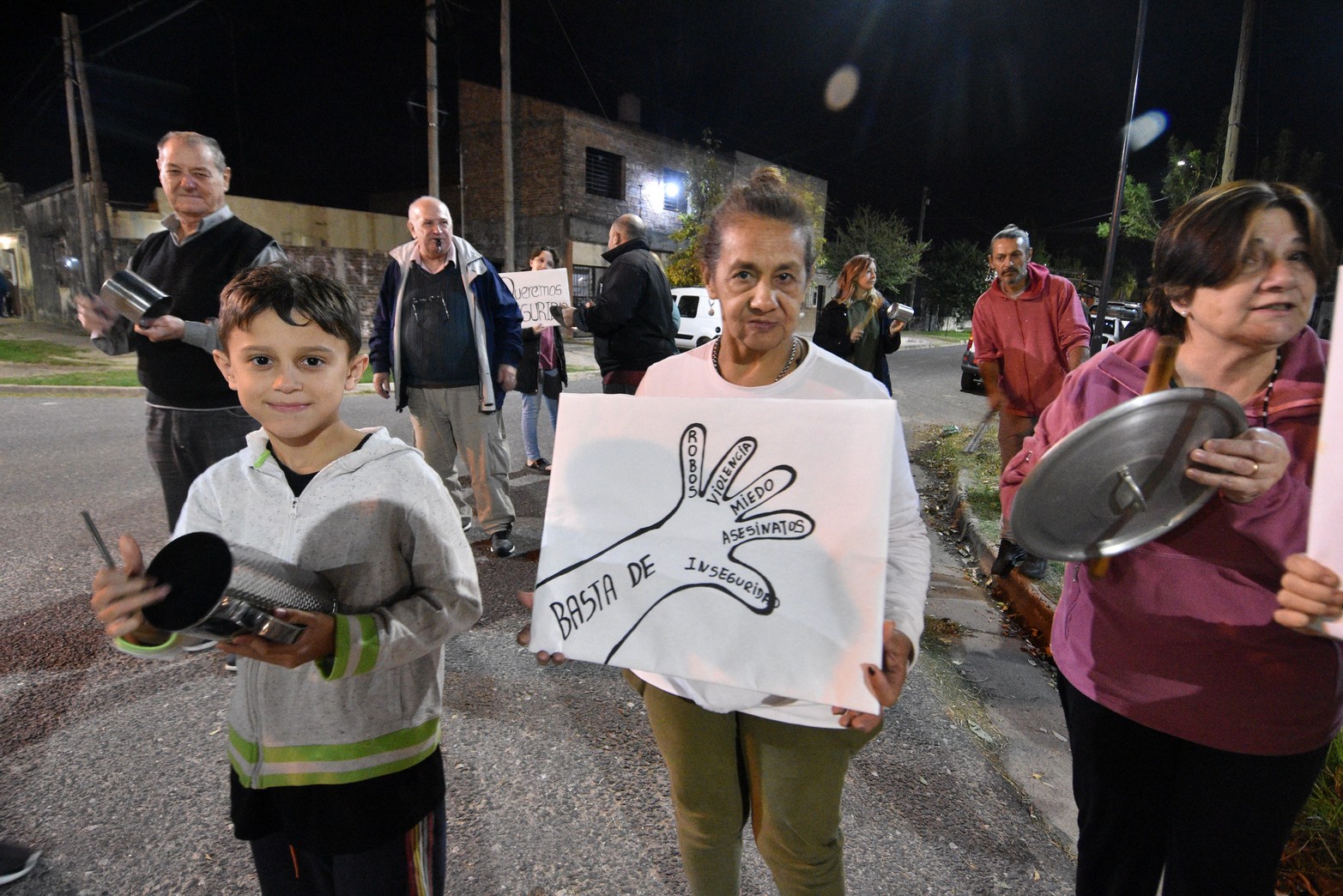 Con cacerolas y carteles los vecinos tratan de hacer visible el grave problema de la inseguridad.