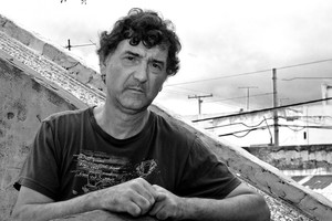 Roberto Malatesta, autor del libro "Por encima de los techos", la narración de su propia e ingrata experiencia como inundado. Crédito: Beatriz Leguiza